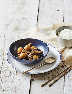 포토 JPG 밥 반찬 사람없음 소고기 상차림 흰배경 메추리알 장조림 메추리알장조림 쇠고기장조림 국내포토 음식 백그라운드 육류 알 흰색 조림 파일형식