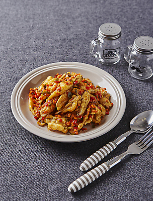 포토 JPG 포크 회색배경 사람없음 숟가락 홍고추 양념통 깐풍기 미꾸라지 생선튀김 추어튀김 국내포토 식기 백그라운드 고추 수저 통 회색 튀김 양념 파일형식