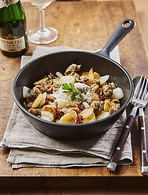 포토 JPG 와인잔 파슬리 마늘 사람없음 프라이팬 골뱅이 올리브오일 와인병 나무탁자 파마산치즈 감바스 페페론치노 국내포토 채소 술잔 고추 탁자 주방용품 병_용기 어패류 치즈 와인 기름_음식 스페인음식 파일형식