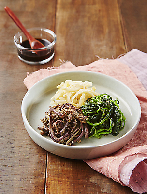 포토 JPG 사람없음 나물 간장 시금치 고사리 도라지 도라지나물 시금치나물 나무배경 국내포토 백그라운드 채소 양념 파일형식