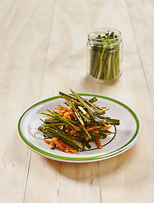 포토 JPG 한식 반찬 유리병 김치 사람없음 무 담기 부추 무침 부추무침 나무배경 국내포토 음식 백그라운드 채소 모션 병_용기 뿌리채소 파일형식