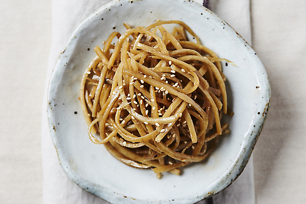포토 JPG 반찬 근접촬영 사람없음 흰배경 간장 우엉 우엉조림 국내포토 음식 뷰포인트 백그라운드 채소 흰색 양념 조림 파일형식