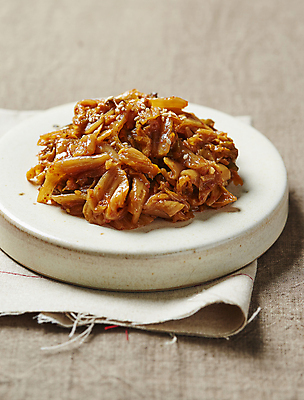 포토 JPG 한식 반찬 김치 근접촬영 사람없음 볶음 김치볶음 묵은지 갈색배경 국내포토 음식 뷰포인트 백그라운드 갈색 파일형식