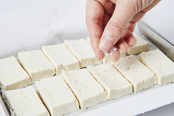 포토 JPG 손 근접촬영 신체부위 뿌리기 두부 소금 키친타올 국내포토 뷰포인트 모션 사람 화장지 파일형식