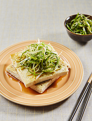 포토 JPG 회색배경 사람없음 아웃포커스 두부 대파 두부부침 파무침 파채 국내포토 음식 백그라운드 촬영기법 회색 무침 파 부침 파일형식