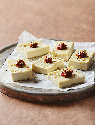 포토 JPG 반찬 사람없음 구이 두부 낙지젓 두부부침 오징어젓갈 젓갈 갈색배경 국내포토 음식 백그라운드 갈색 부침 파일형식