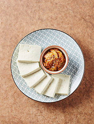 포토 JPG 한식 김치 사람없음 안주 두부 두부김치 갈색배경 국내포토 음식 백그라운드 갈색 파일형식