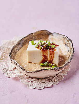 포토 JPG 사람없음 양념 간장 쪽파 고춧가루 연두부 분홍색배경 국내포토 분홍색 백그라운드 가루 두부 파 파일형식