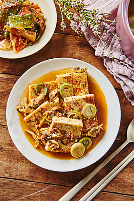 포토 JPG 반찬 사람없음 양념 두부 대파 두부조림 바지락 조갯살 갈색배경 국내포토 음식 백그라운드 조개 갈색 파 조림 파일형식