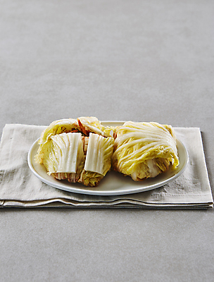 포토 JPG 한식 회색배경 사람없음 배추 배추김치 김치보쌈 절임배추 국내포토 음식 백그라운드 채소 식재료 김치 회색 보쌈 파일형식