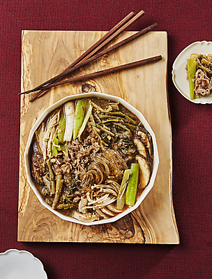 포토 JPG 양파 사람없음 소고기 간장 팽이버섯 대파 빨간배경 소불고기 국내포토 백그라운드 채소 육류 빨간색 버섯 양념 파 불고기 파일형식