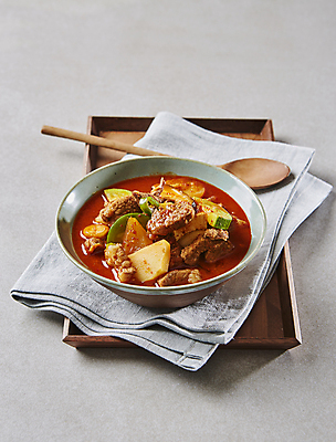 포토 JPG 회색배경 감자 돼지고기 사람없음 고추장 애호박 고추장찌개 국내포토 백그라운드 채소 호박 육류 회색 양념 찌개 파일형식