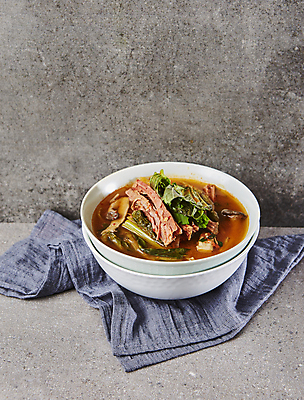 포토 JPG 회색배경 사람없음 소고기 깻잎 시래기 소고기시래깃국 국내포토 백그라운드 채소 육류 회색 국 파일형식