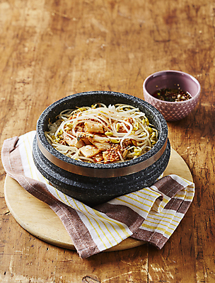 포토 JPG 한식 김치 사람없음 양념 콩나물 돌솥밥 콩나물밥 나무배경 국내포토 음식 백그라운드 채소 밥 나물 파일형식