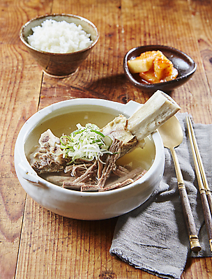 포토 JPG 밥 사람없음 아웃포커스 상차림 깍두기 갈비 보양식 갈비탕 소갈비 나무배경 국내포토 한식 음식 백그라운드 김치 촬영기법 육류 소고기 탕 몸보신 파일형식