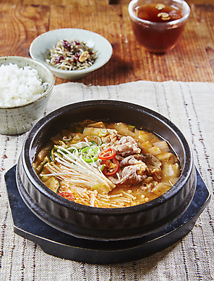 포토 JPG 밥 사람없음 아웃포커스 상차림 찌개 차돌박이 차돌된장찌개 국내포토 음식 촬영기법 육류 된장찌개 파일형식