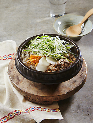 포토 JPG 회색배경 사람없음 소고기 불고기 대파 뚝배기불고기 불고기뚝배기 소불고기 국내포토 한식 백그라운드 육류 회색 파 파일형식