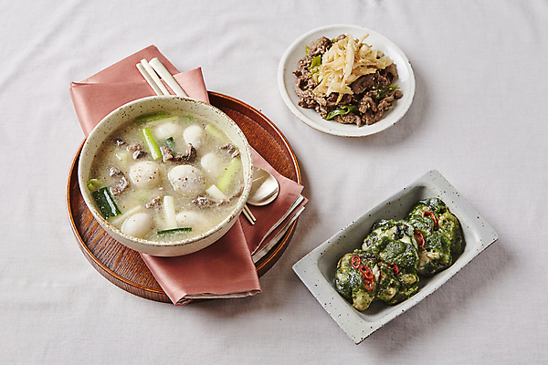 포토 JPG 사람없음 상차림 흰배경 매생이 소고기볶음 토란 토란국 매생이전 국내포토 백그라운드 채소 흰색 해조류 전 볶음 국물 파일형식