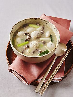 포토 JPG 회색배경 사람없음 소고기 대파 들깨 토란 토란국 토란들깻국 국내포토 백그라운드 채소 육류 회색 국 깨 국물 파 파일형식