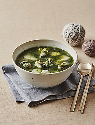 포토 JPG 사람없음 굴 떡국 매생이 베이지색배경 매생이국 국내포토 한식 백그라운드 어패류 전통음식 해조류 국 베이지색 파일형식