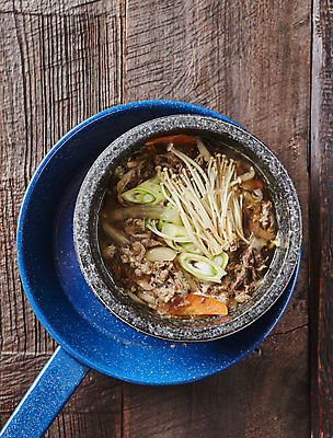 포토 JPG 사람없음 프라이팬 뚝배기 뚝배기불고기 불고기뚝배기 소불고기 나무배경 국내포토 백그라운드 주방용품 불고기 파일형식