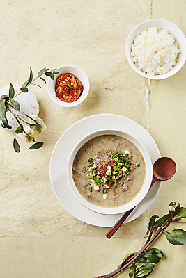 포토 JPG 밥 사람없음 고사리 들깨 젓갈 베이지색배경 향토음식 제주음식 국내포토 음식 백그라운드 채소 제주도 깨 베이지색 파일형식