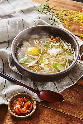 포토 JPG 사람없음 계란 꽃게 해산물 콩나물 대파 오징어젓갈 콩나물국 해장국 나무배경 국내포토 한식 백그라운드 채소 알 게 국 나물 국물 파 젓갈 파일형식