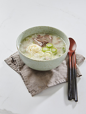 포토 JPG 사람없음 소고기 흰배경 설렁탕 대파 국밥 사골국 소면 국내포토 한식 백그라운드 육류 흰색 면류 탕 국물 파 파일형식