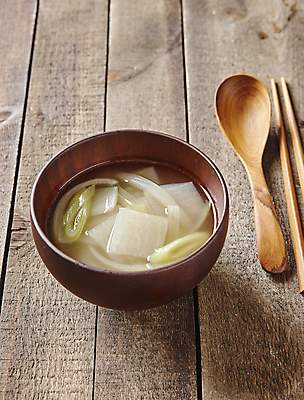 포토 JPG 수저 사람없음 무 대파 무국 나무배경 국내포토 식기 백그라운드 뿌리채소 국물 파 파일형식