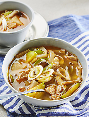 포토 JPG 양파 돼지고기 사람없음 아웃포커스 숟가락 애호박 대파 된장국 국내포토 채소 호박 촬영기법 수저 육류 국 파 파일형식