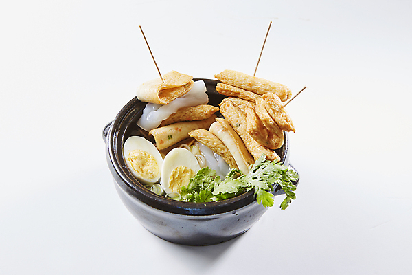 포토 JPG 사람없음 계란 어묵 어묵꼬치 흰배경 쑥갓 곤약 꼬치어묵탕 어묵탕 국내포토 백그라운드 채소 알 흰색 꼬치 탕 파일형식