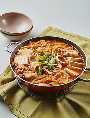 포토 JPG 한식 회색배경 양파 돼지고기 사람없음 오징어 두부 김치전골 국내포토 음식 백그라운드 채소 연체동물 육류 수중동물 회색 전골 파일형식