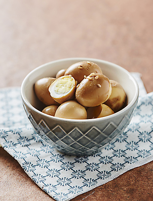 포토 JPG 반찬 사람없음 메추리알 메추리알장조림 메추리알조림 갈색배경 국내포토 음식 백그라운드 갈색 알 조림 장조림 파일형식