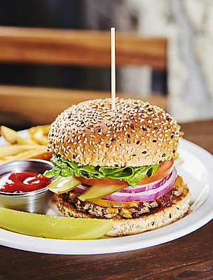 포토 JPG 패스트푸드 실내 사람없음 아웃포커스 햄버거 나무탁자 소고기버거 국내포토 탁자 촬영기법 내부 인스턴트 파일형식