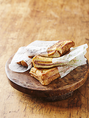 포토 JPG 디저트 실내 사람없음 나무받침 햄치즈샌드위치 나무배경 프렌치토스트 몬테크리스토 국내포토 음식 백그라운드 샌드위치 내부 목재 받침대 토스트 파일형식