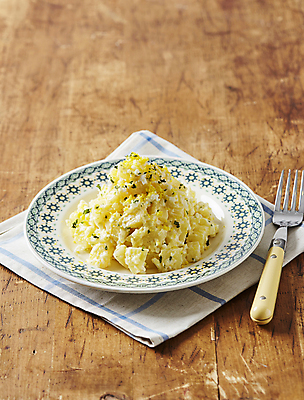 포토 JPG 포크 디저트 실내 사람없음 감자샐러드 파슬리가루 나무배경 감자에그샐러드 국내포토 식기 음식 백그라운드 내부 샐러드 가루 파일형식