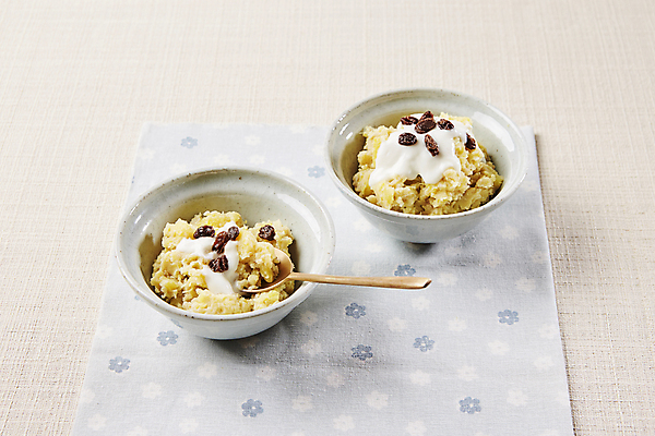 포토 JPG 디저트 실내 사람없음 흰배경 고구마 이유식 나무숟가락 요거트 건포도 고구마샐러드 국내포토 음식 백그라운드 포도 유제품 뿌리채소 내부 숟가락 샐러드 흰색 건과일 파일형식