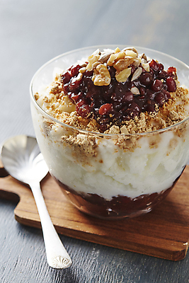 포토 JPG 디저트 여름음식 실내 사람없음 숟가락 빙수 팥빙수 나무도마 나무배경 국내포토 음식 백그라운드 도마 수저 내부 목재 파일형식 여름_계절