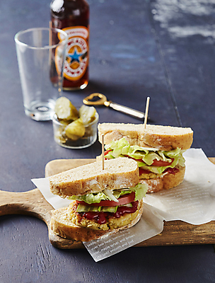 포토 JPG 디저트 실내 샌드위치 사람없음 아웃포커스 피클 남색배경 종이호일 나무배경 국내포토 음식 백그라운드 촬영기법 내부 남색 절임 파일형식