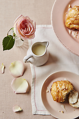 포토 JPG 꽃잎 디저트 실내 사람없음 장미 중식 시럽 꽃빵 시럽컵 분홍색배경 국내포토 꽃 음식 빵 분홍색 백그라운드 내부 파일형식