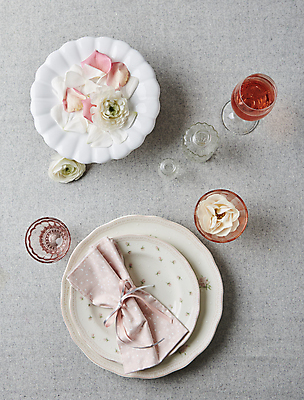 포토 JPG 접시 회색배경 실내 사람없음 하이앵글 장미 와인 식탁보 냅킨 국내포토 식기 꽃 뷰포인트 백그라운드 주류 내부 회색 파일형식