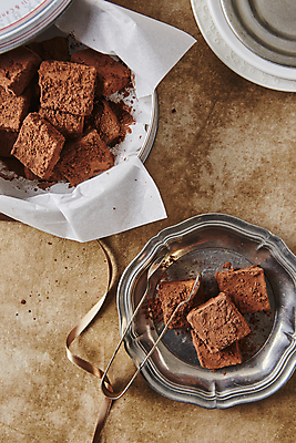 포토 JPG 리본 디저트 실내 집게 사람없음 하이앵글 초콜릿 나무배경 파베초콜릿 국내포토 음식 뷰포인트 백그라운드 내부 파일형식