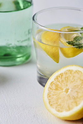 포토 JPG 단면 잔 실내 사람없음 물 레몬 흰배경 인퓨즈드워터 국내포토 자연요소 식기 백그라운드 과일 내부 흰색 파일형식