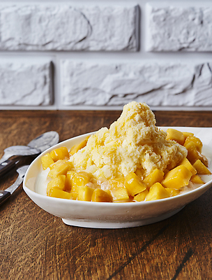 포토 JPG 디저트 여름음식 실내 사람없음 빙수 망고 나무탁자 망고빙수 국내포토 음식 탁자 내부 열대과일 파일형식 여름_계절