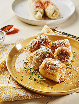 포토 JPG 접시 디저트 실내 옥수수 사람없음 구운옥수수 옥수수구이 치즈가루 버터구이옥수수 나무배경 국내포토 식기 음식 백그라운드 곡류 내부 가루 구이 파일형식