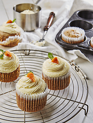 포토 JPG 디저트 실내 사람없음 아웃포커스 달콤 컵케이크 나무배경 당근케이크 식힘망 국내포토 음식 백그라운드 촬영기법 내부 케이크 주방도구 맛 제빵도구 파일형식