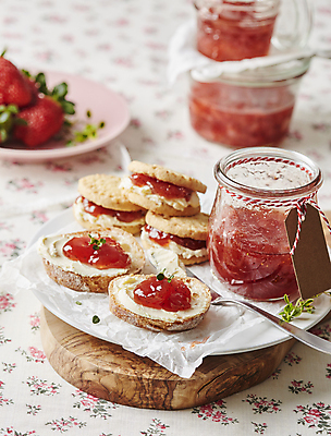 포토 JPG 디저트 실내 사람없음 아웃포커스 바게트 딸기잼 과일잼 나무도마 잼나이프 콩포트 샌드쿠키 국내포토 음식 빵 도마 촬영기법 내부 목재 쿠키 나이프 잼 파일형식