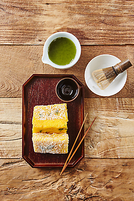 포토 JPG 디저트 떡 실내 사람없음 하이앵글 녹차 다과 나무젓가락 말차 화과자 일본음식 차선_다기 나무배경 국내포토 음식 뷰포인트 백그라운드 젓가락 내부 차_음료 과자 다기 파일형식