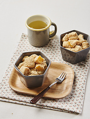 포토 JPG 한식 포크 디저트 떡 실내 사람없음 식탁보 차 흰배경 담기 나무쟁반 인절미 국내포토 식기 음료 음식 백그라운드 모션 쟁반 내부 목재 흰색 파일형식