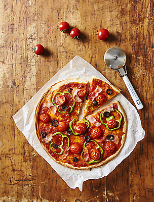 포토 JPG 방울토마토 피자 패스트푸드 실내 사람없음 하이앵글 씬피자 토르티야 피자칼 나무배경 국내포토 음식 뷰포인트 백그라운드 토마토 주방용품 서양음식 내부 인스턴트 파일형식